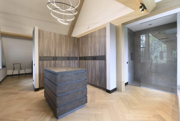 badkamer vloer, houten vloer badkamer, eiken visgraat, wit gerookt eiken, multiplank vloer, designvloer badkamer, De Paal Parket