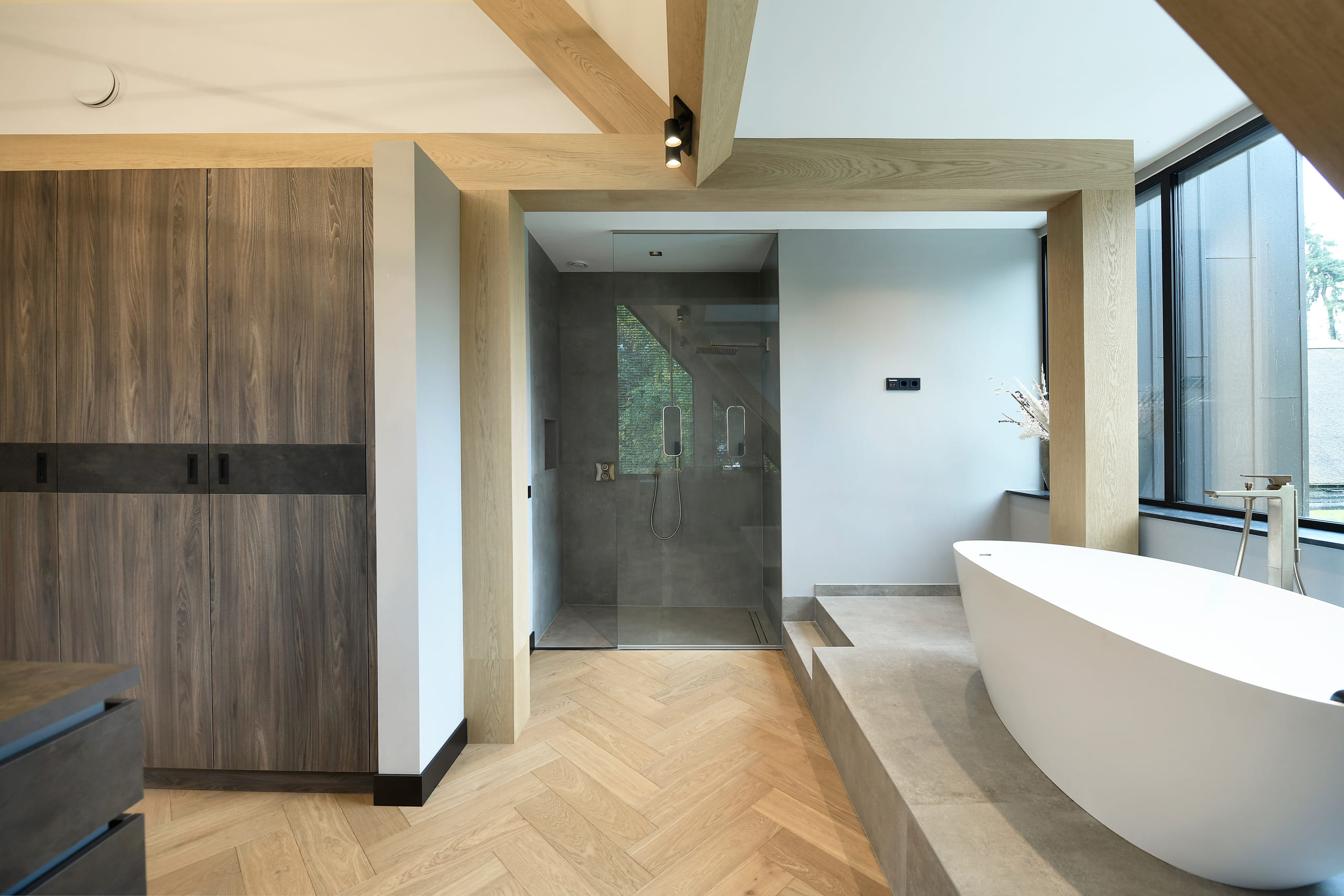 badkamer vloer, houten vloer badkamer, eiken visgraat, wit gerookt eiken, multiplank vloer, designvloer badkamer, De Paal Parket