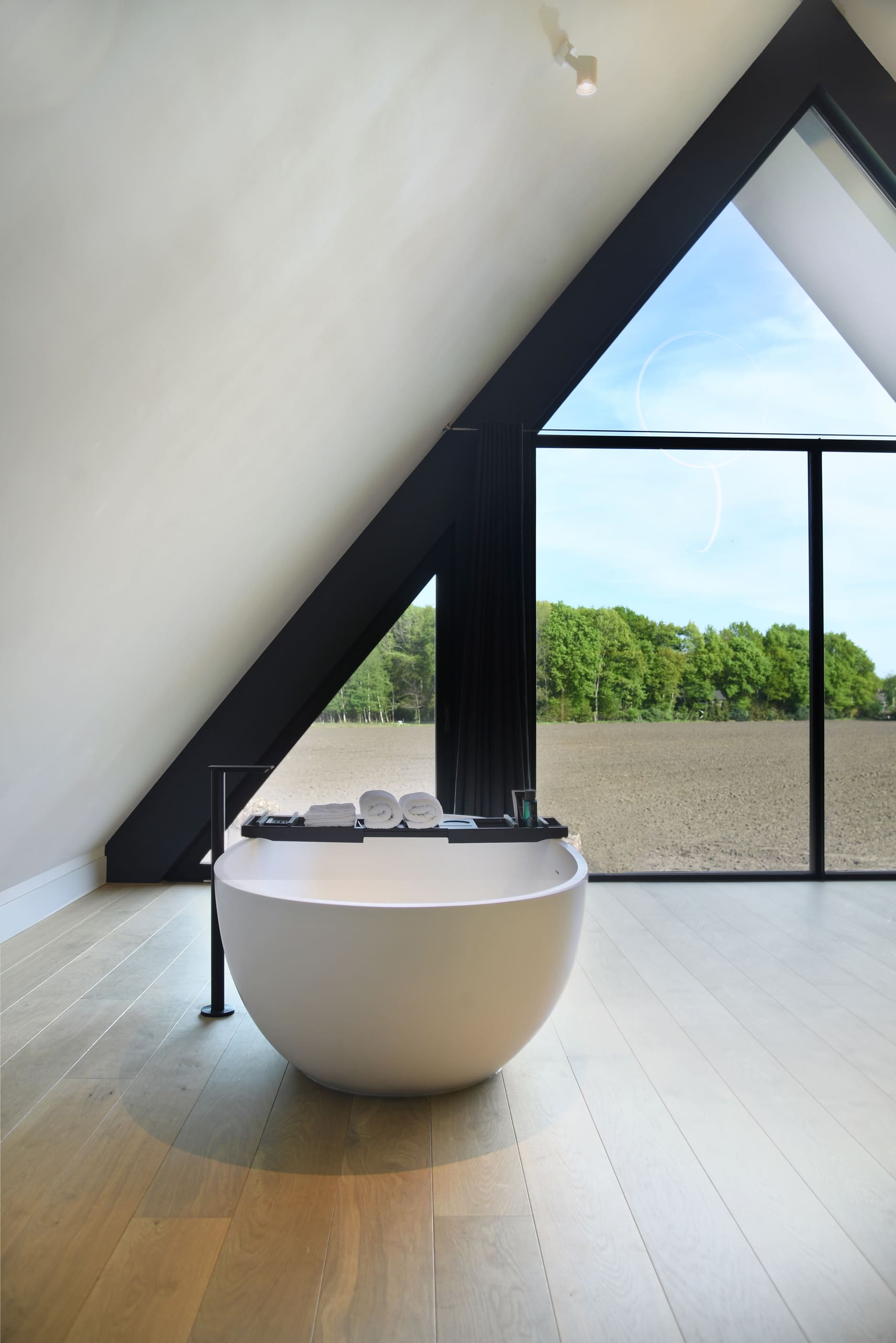 badkamer vloer, houten vloer badkamer, eiken visgraat, wit gerookt eiken, multiplank vloer, designvloer badkamer, De Paal Parket