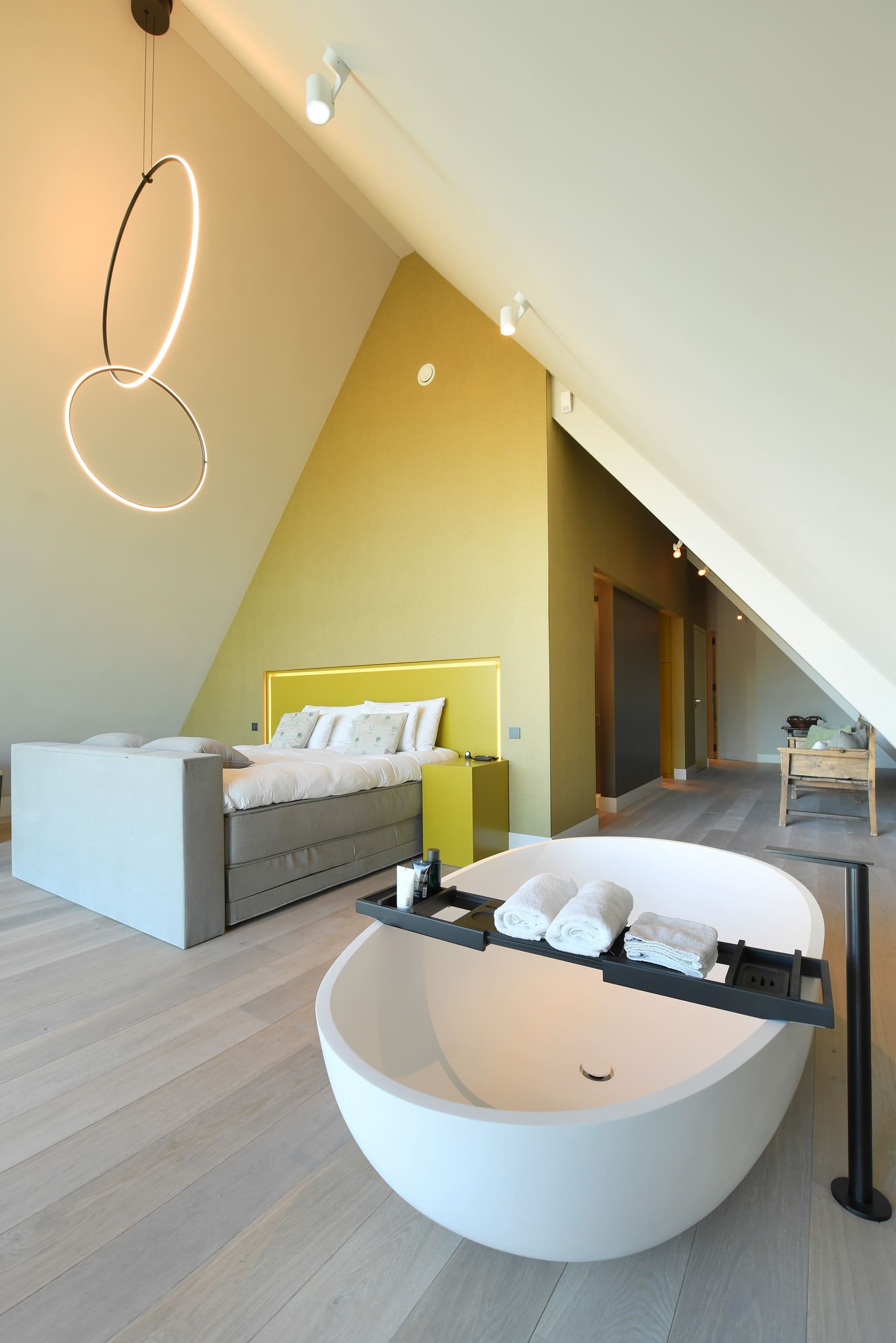 badkamer vloer, houten vloer badkamer, eiken visgraat, wit gerookt eiken, multiplank vloer, designvloer badkamer, De Paal Parket