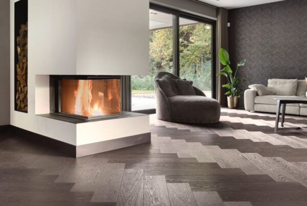 Familievilla, donkere houten vloer, vloer inspiratie, parketvloer, plinten, De Paal Parket