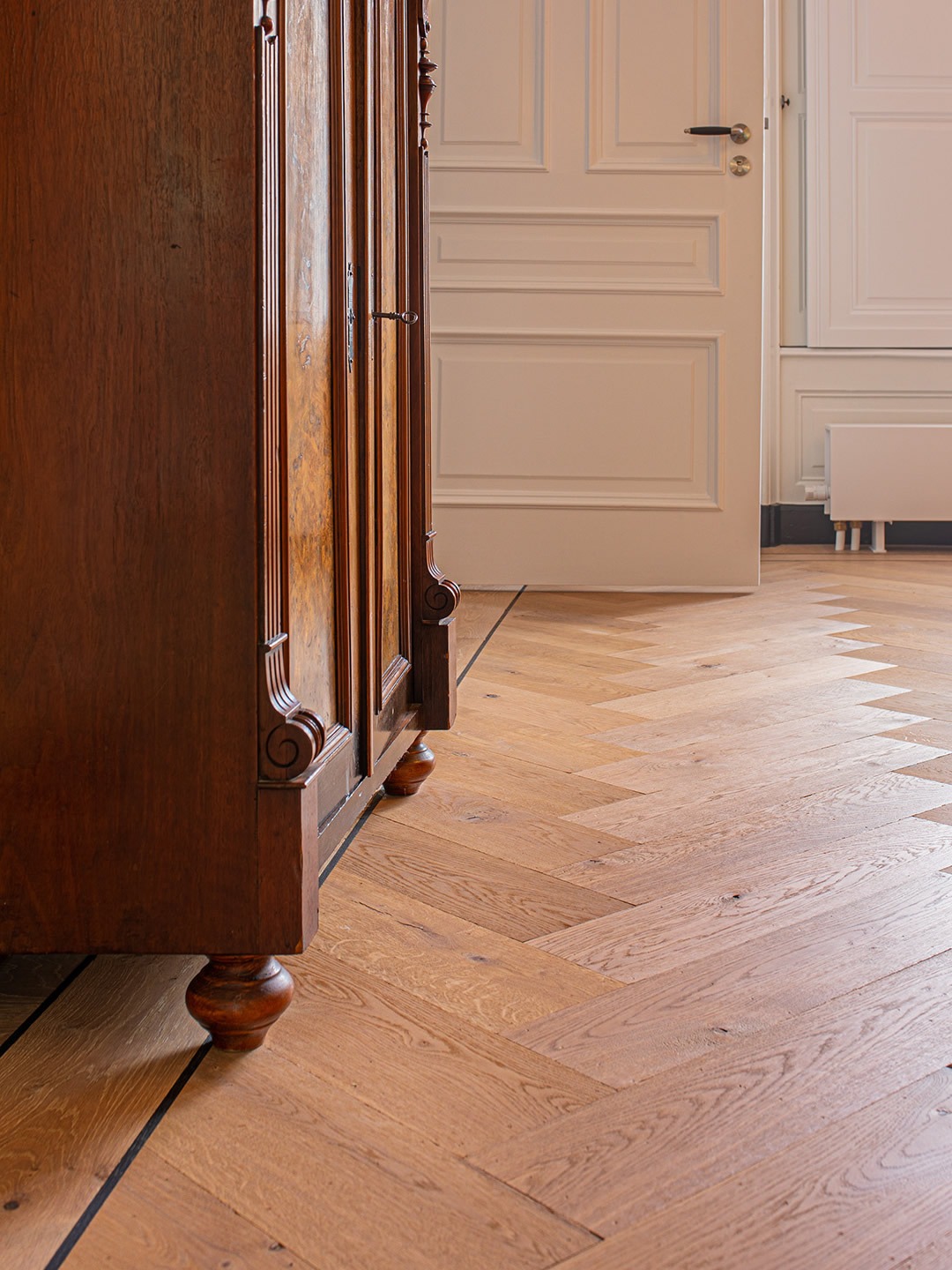 Houten vloer jaren 30 woning, visgraat vloer jaren 30, Hongaarse punt vloer karakteristieke woning, PVC houtlook jaren 30 interieur, De Paal Parket