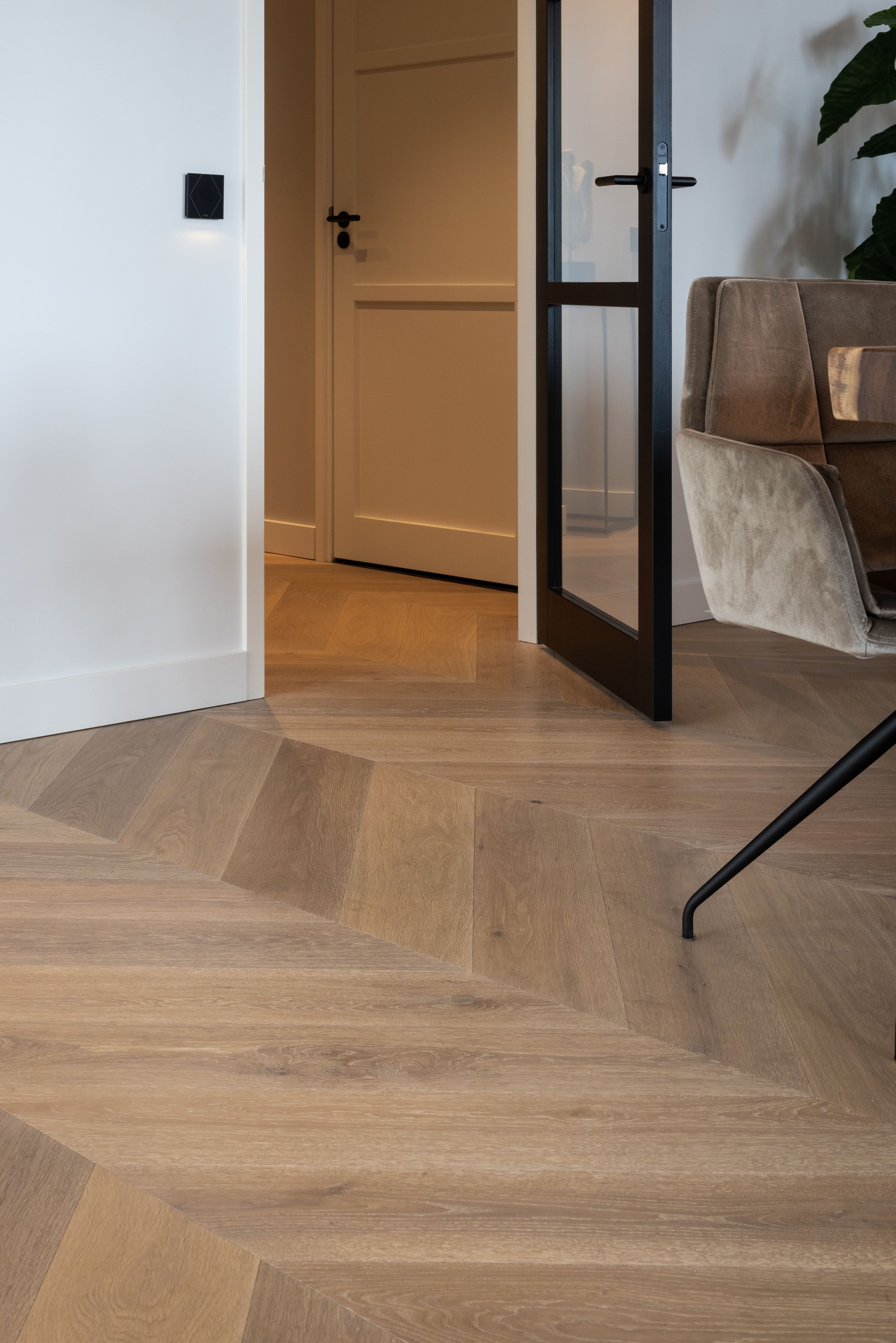 Houten vloer schuren, eiken vloer schuren en lakken, nieuwe houten vloer, houten vloeren, vloer laten leggen, De Paal Parket