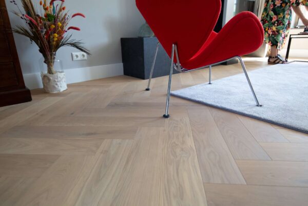 Houten vloer schuren, eiken vloer schuren en lakken, nieuwe houten vloer, houten vloeren, vloer laten leggen, De Paal Parket