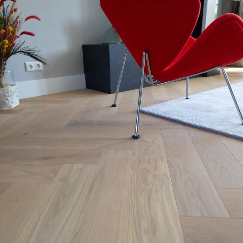 Houten vloer schuren, eiken vloer schuren en lakken, nieuwe houten vloer, houten vloeren, vloer laten leggen, De Paal Parket