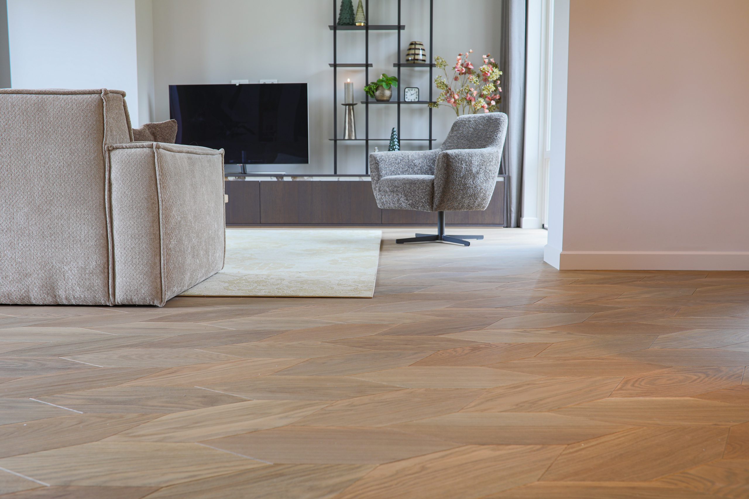 Houten vloer schuren en lakker, houten vloer, eikenhouten vloer, houten vloer schuren, houten vloer renoveren, houten vloer renovatie, De Paal Parket