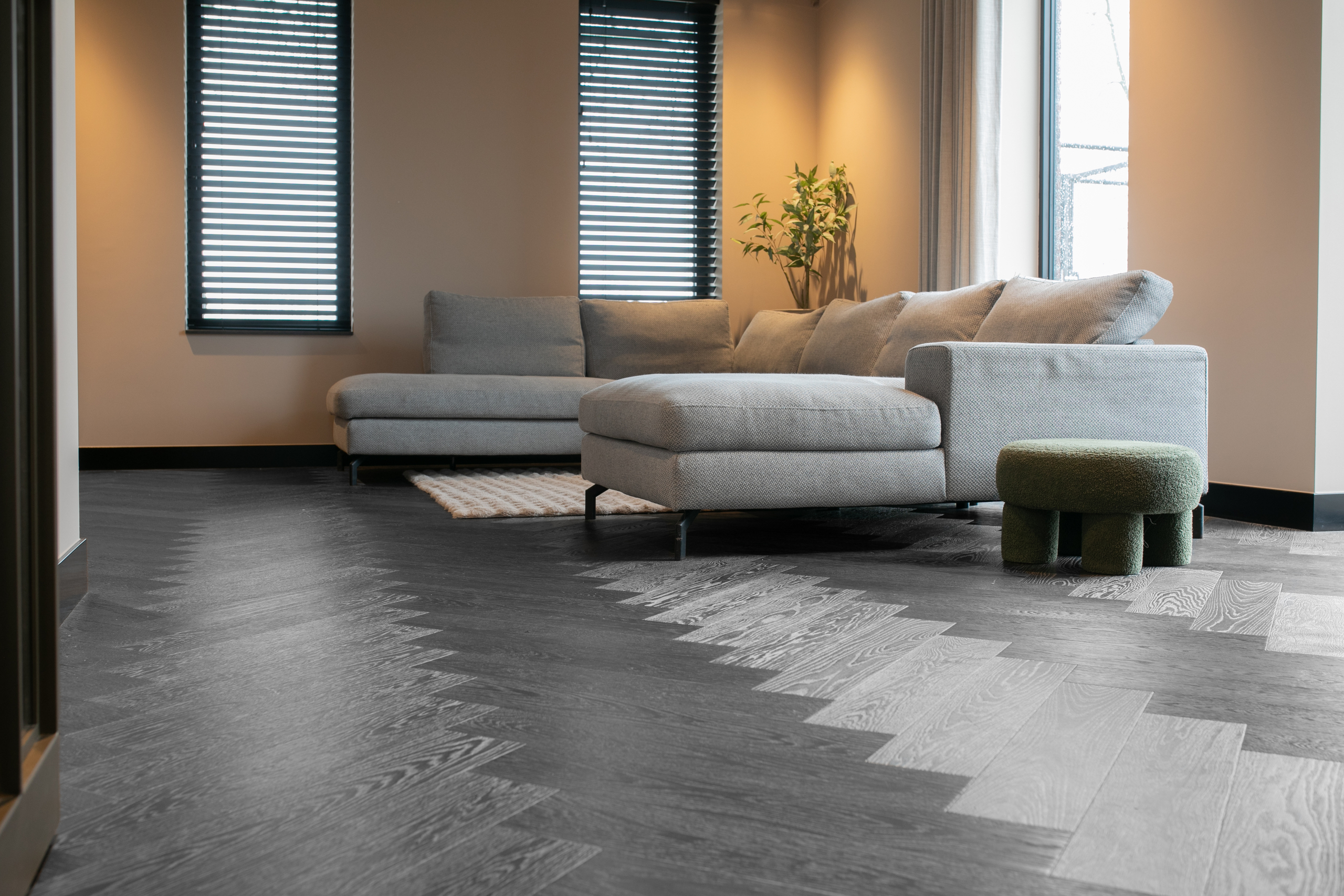 Houten vloer schuren en lakker, houten vloer, eikenhouten vloer, houten vloer schuren, houten vloer renoveren, houten vloer renovatie, De Paal Parket