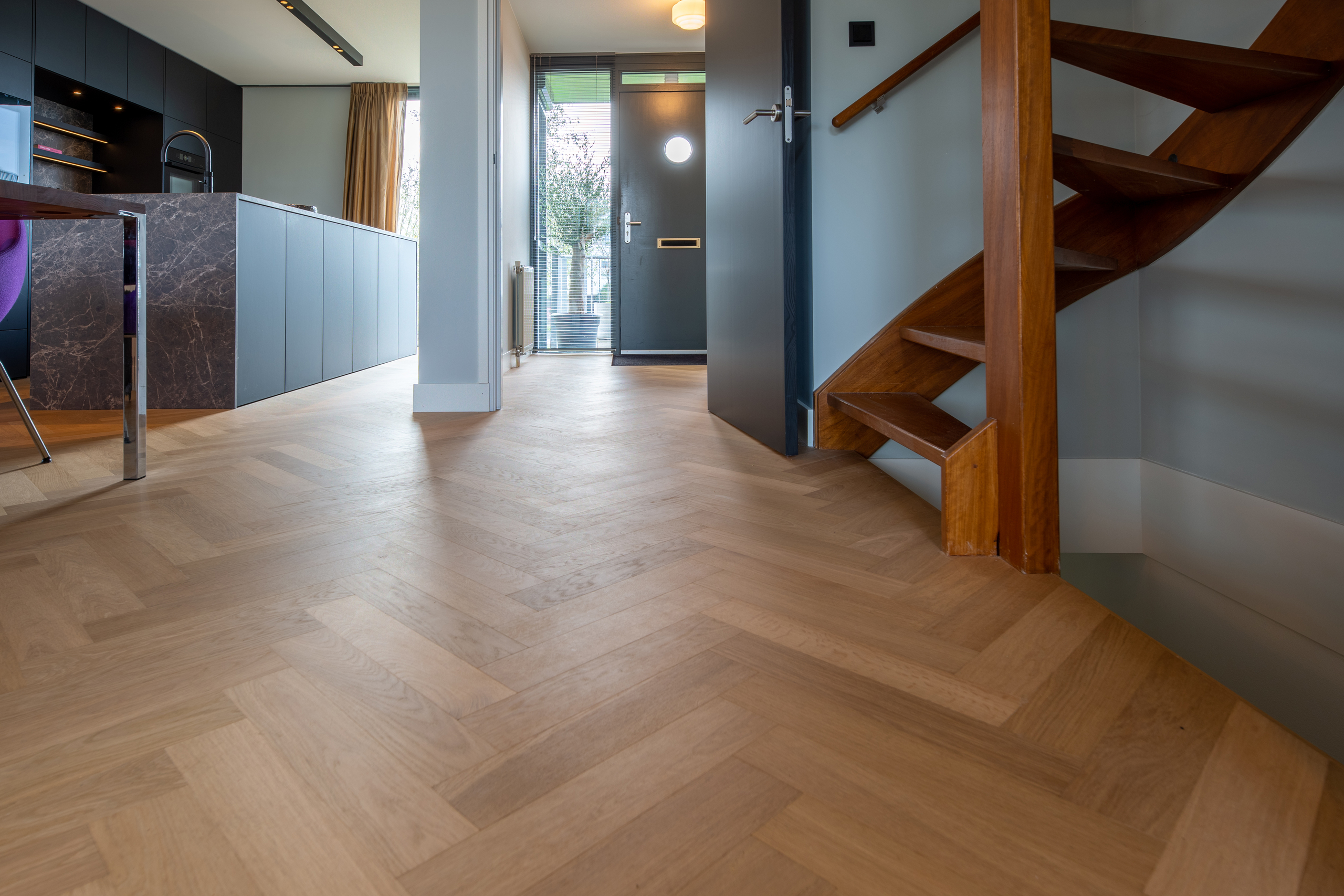 Houten vloer schuren en lakker, houten vloer, eikenhouten vloer, houten vloer schuren, houten vloer renoveren, houten vloer renovatie, De Paal Parket