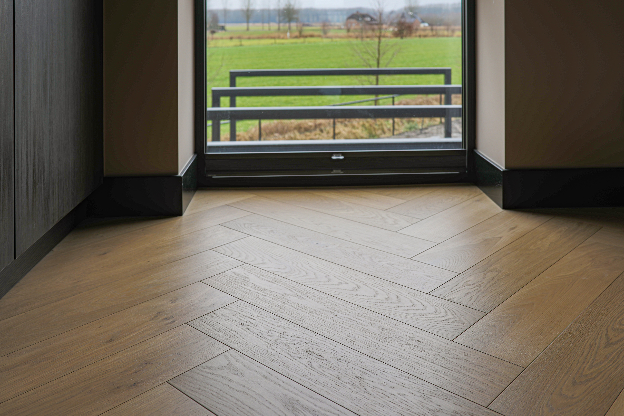 Houten vloer schuren en lakker, houten vloer, eikenhouten vloer, houten vloer schuren, houten vloer renoveren, houten vloer renovatie, De Paal Parket