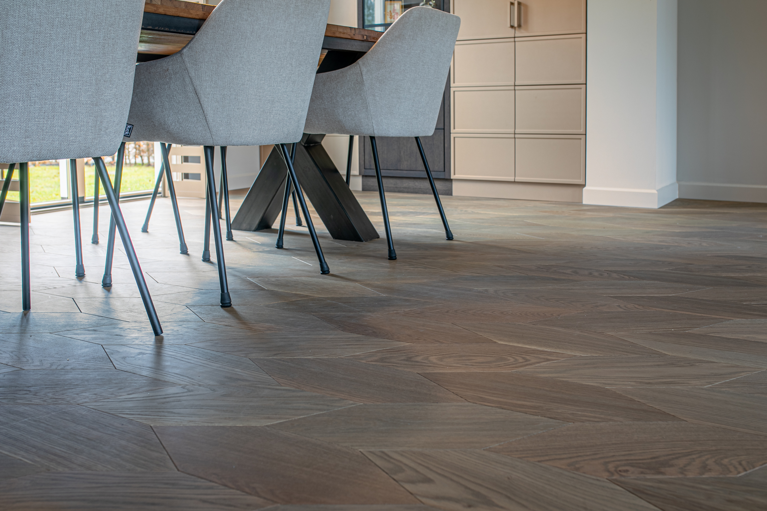 Houten vloer schuren en lakker, houten vloer, eikenhouten vloer, houten vloer schuren, houten vloer renoveren, houten vloer renovatie, De Paal Parket