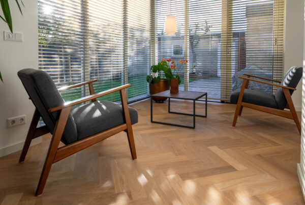 Houten vloer schuren en lakker, houten vloer, eikenhouten vloer, houten vloer schuren, houten vloer renoveren, houten vloer renovatie, De Paal Parket