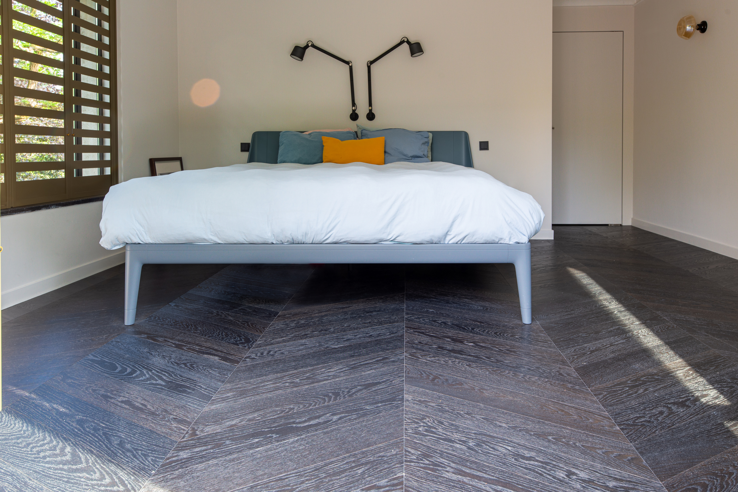 Houten vloer schuren en lakker, houten vloer, eikenhouten vloer, houten vloer schuren, houten vloer renoveren, houten vloer renovatie, De Paal Parket