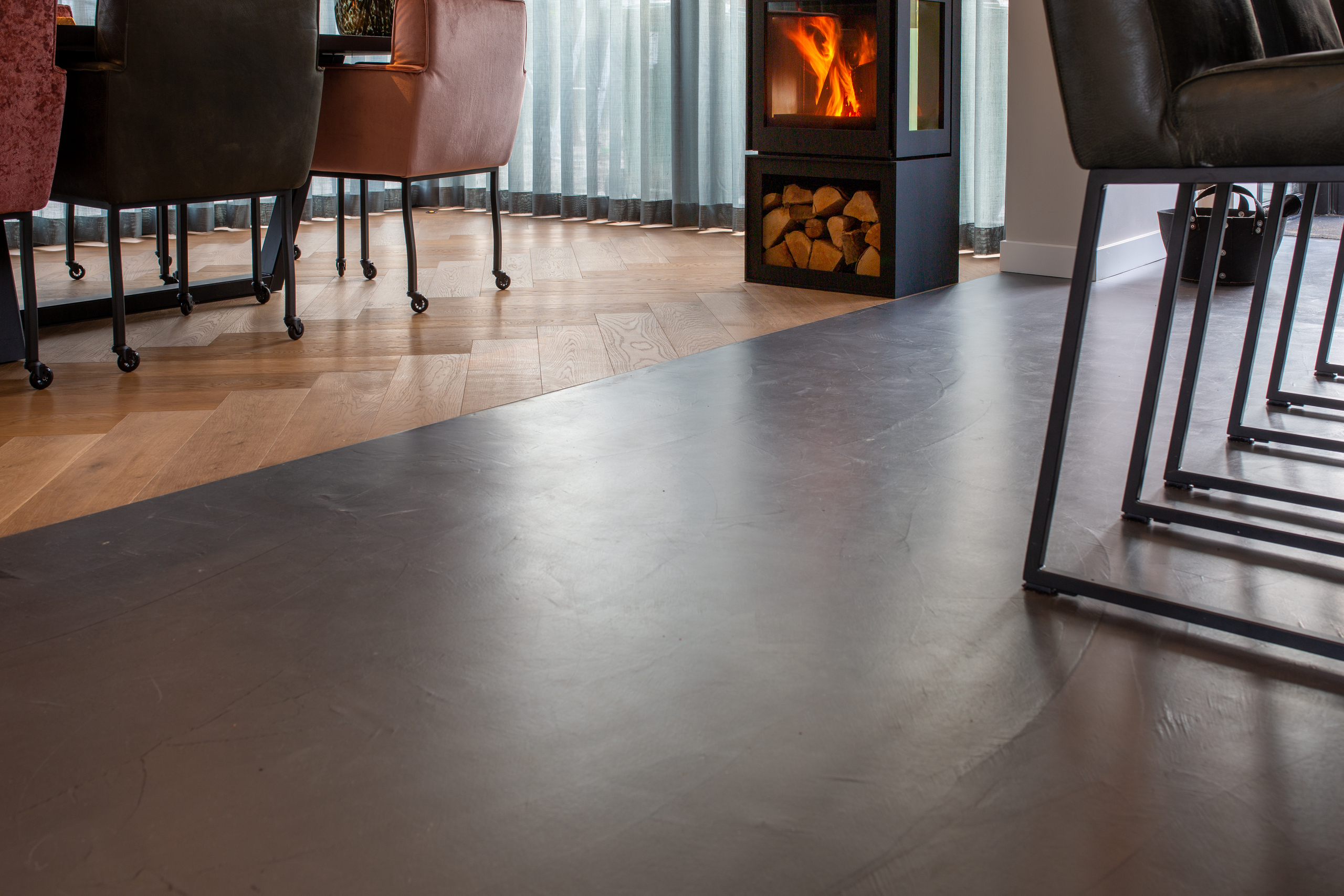 Industrieel interieur, houten vloer, warm interieur, visgraatvloer, weense punt vloer, rechte planken, De Paal Parket