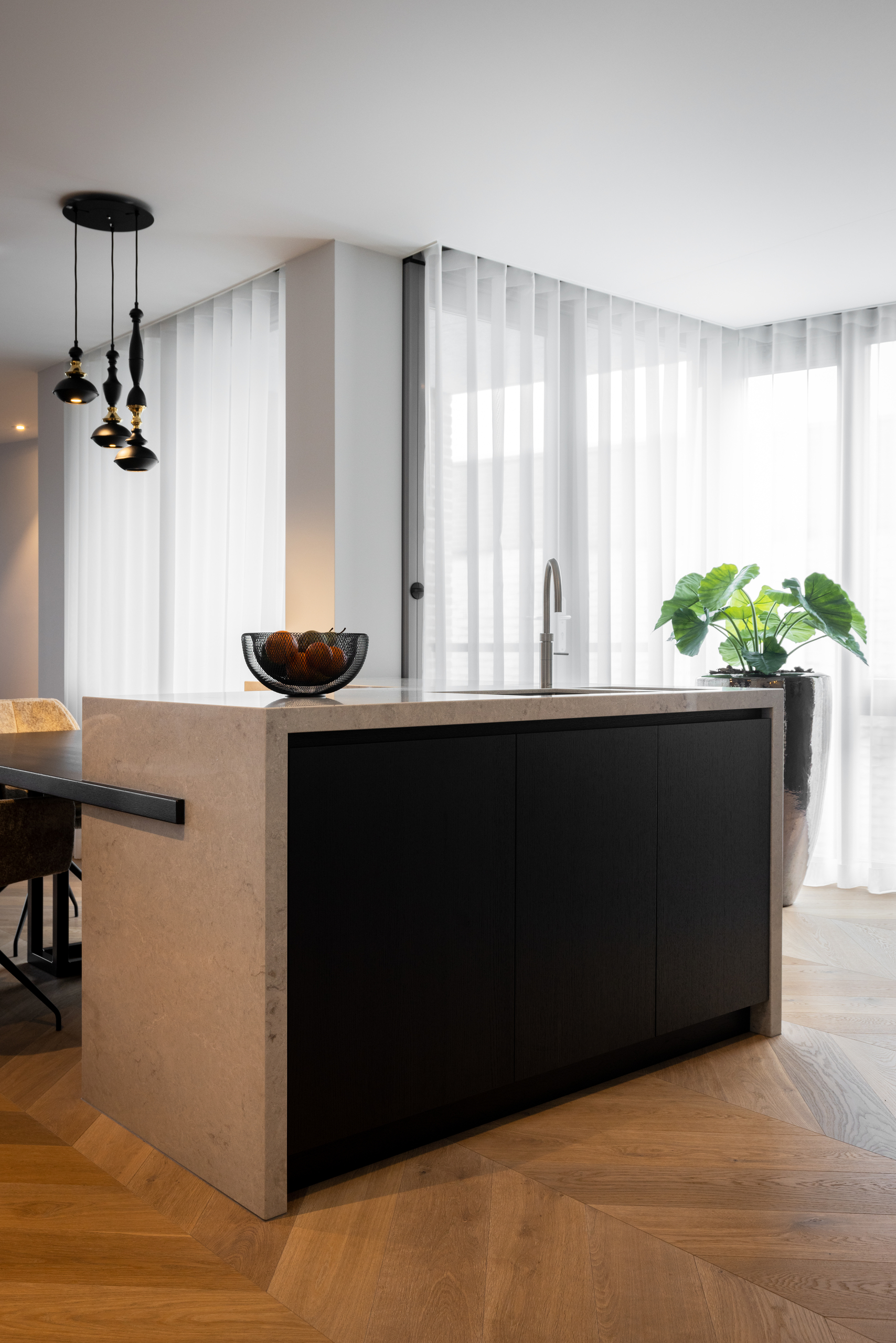 Industrieel interieur, houten vloer, warm interieur, visgraatvloer, weense punt vloer, rechte planken, De Paal Parket