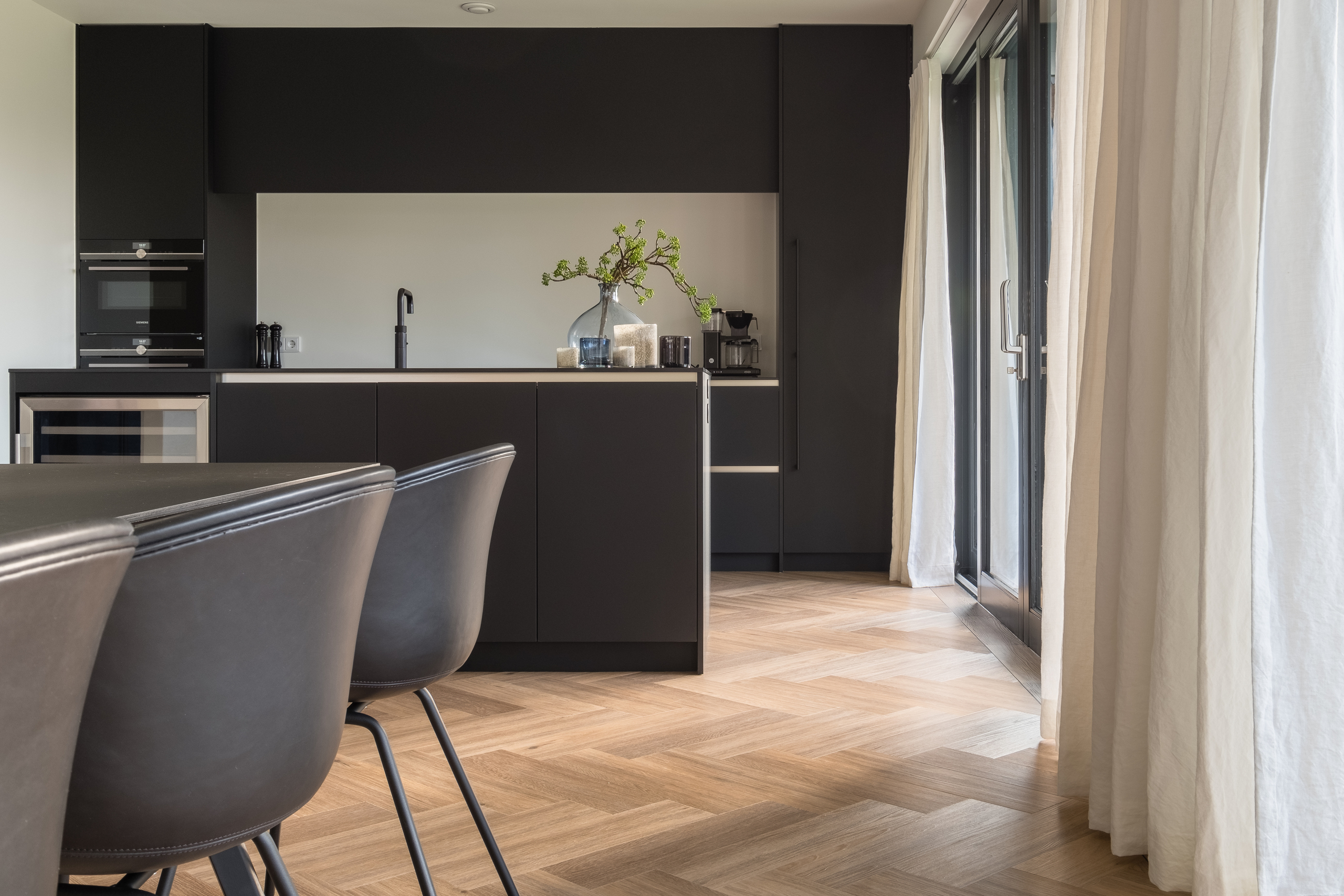 Industrieel interieur, houten vloer, warm interieur, visgraatvloer, weense punt vloer, rechte planken, De Paal Parket