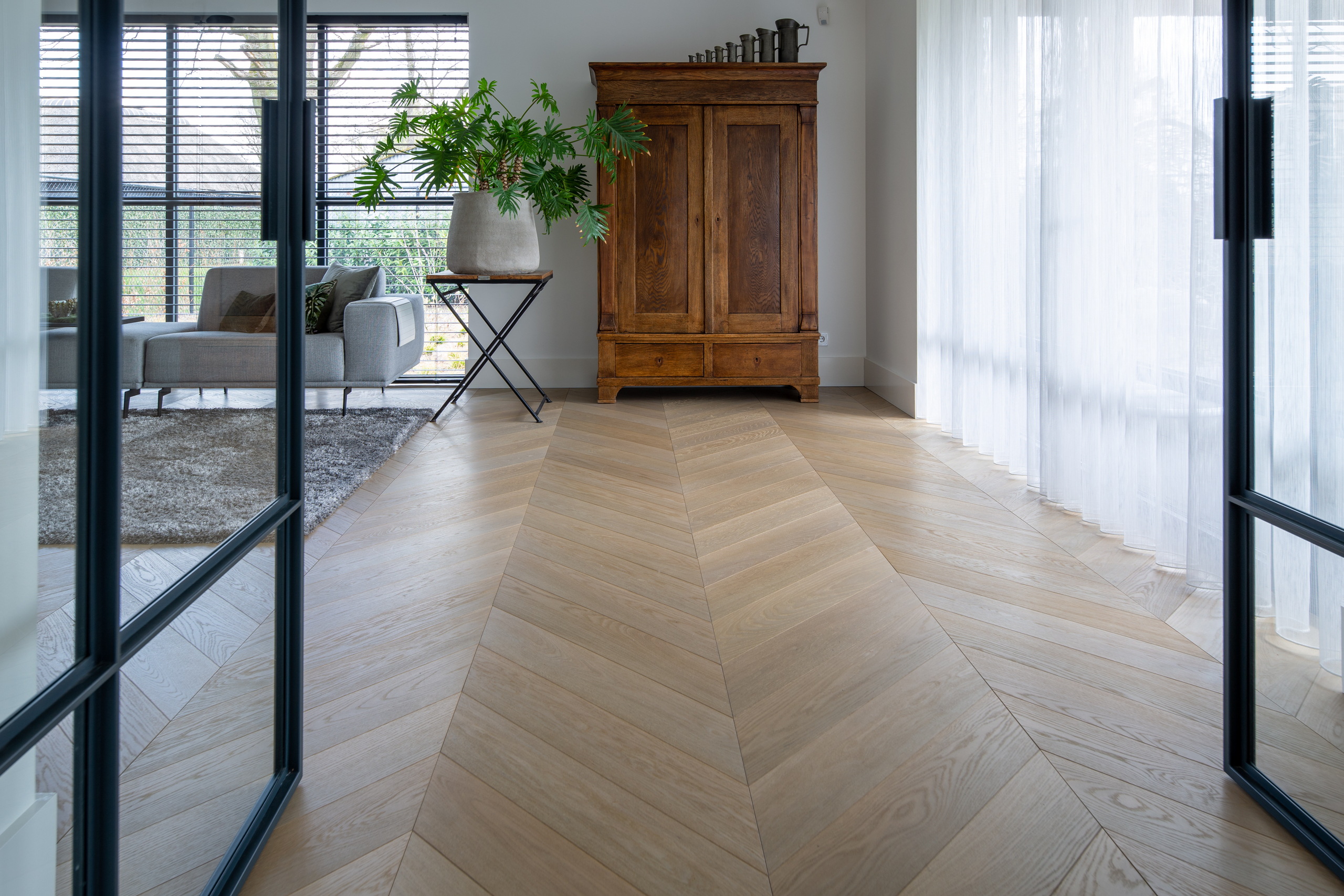 Industrieel interieur, houten vloer, warm interieur, visgraatvloer, weense punt vloer, rechte planken, De Paal Parket