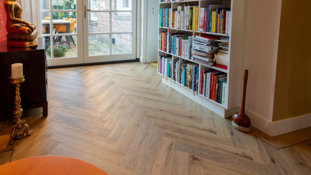 Houten vloer jaren 30 woning, visgraat vloer jaren 30, Hongaarse punt vloer karakteristieke woning, PVC houtlook jaren 30 interieur, De Paal Parket