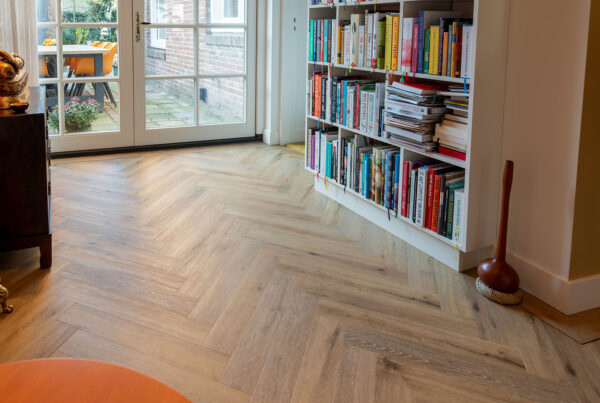 Houten vloer jaren 30 woning, visgraat vloer jaren 30, Hongaarse punt vloer karakteristieke woning, PVC houtlook jaren 30 interieur, De Paal Parket
