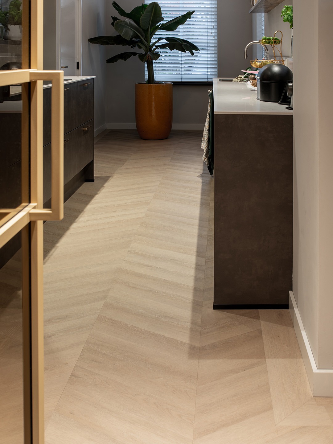 Houten vloer jaren 30 woning, visgraat vloer jaren 30, Hongaarse punt vloer karakteristieke woning, PVC houtlook jaren 30 interieur, De Paal Parket
