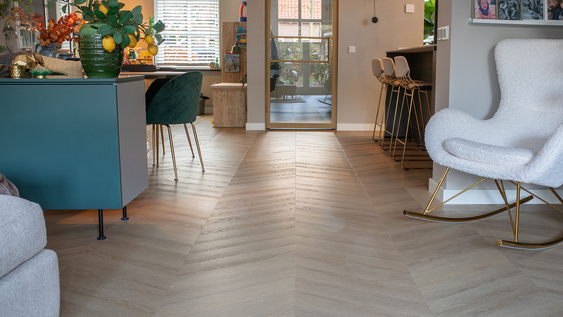 Houten vloer jaren 30 woning, visgraat vloer jaren 30, Hongaarse punt vloer karakteristieke woning, PVC houtlook jaren 30 interieur, De Paal Parket