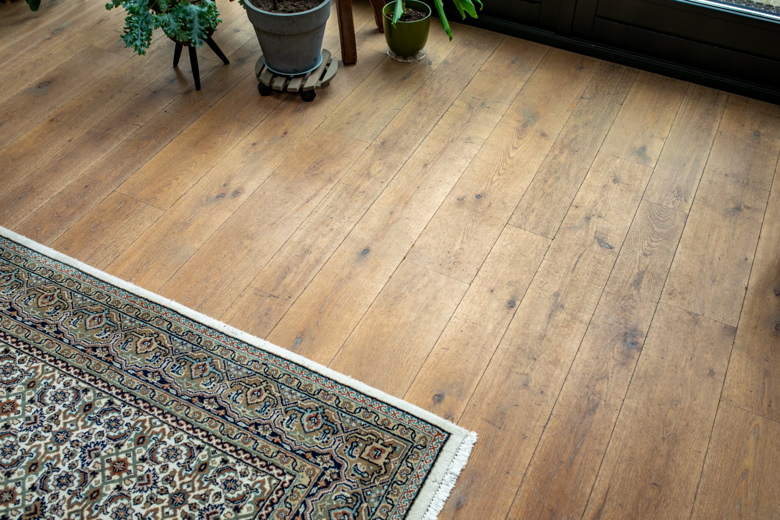 Massief houten vloer, multiplank vloer, massief eiken vloer, rechte planken eiken, houten vloer op maat, De Paal Parket