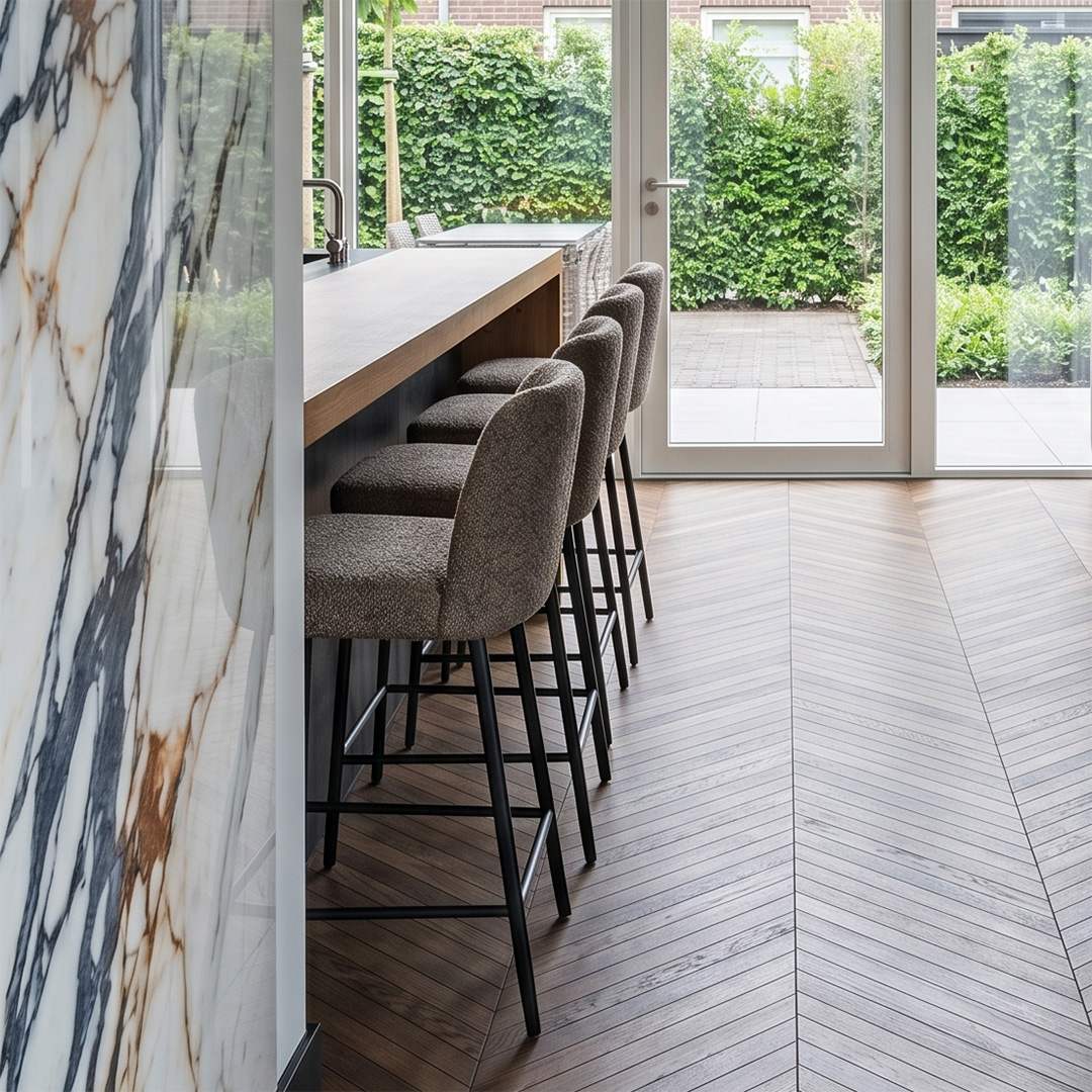 Taille Chevron (donker) Interieur - De Paal Designvloeren (1080x1080)