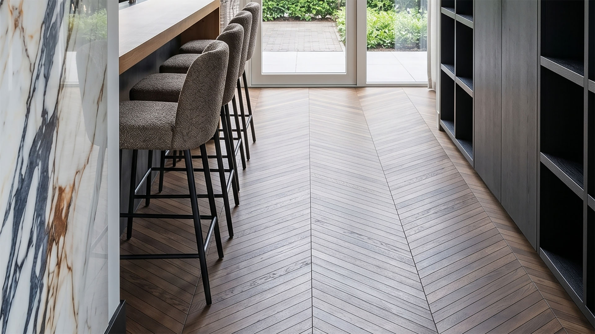 Taille Chevron (donker) Interieur - De Paal Designvloeren (1920x1080)