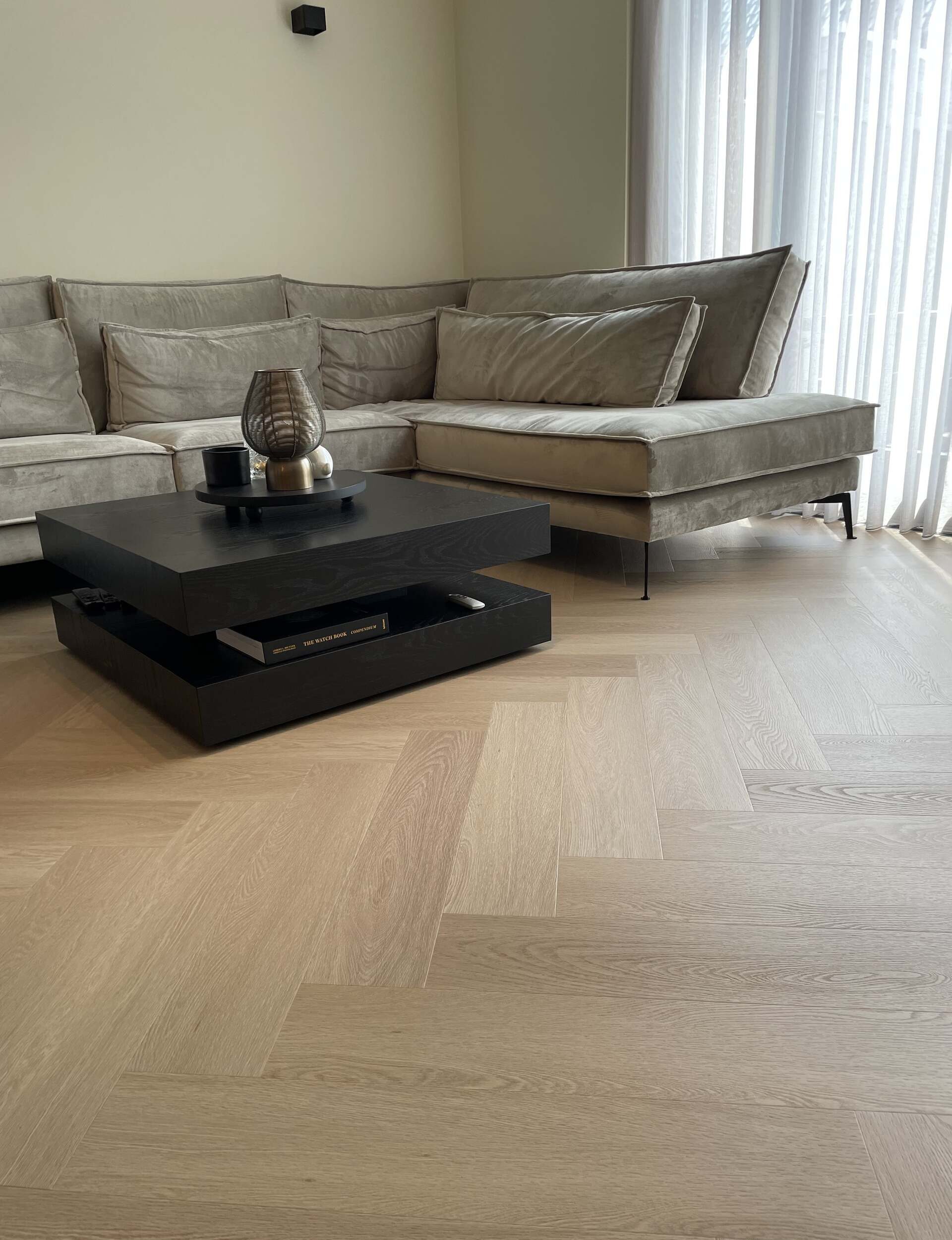 Vloer egaliseren, PVC-vloer leggen, egaline vloer, egaliseren vloer, PVC-vloer inclusief leggen, houten vloer egaliseren, vloer egaliseren voor PVC, De Paal Parket